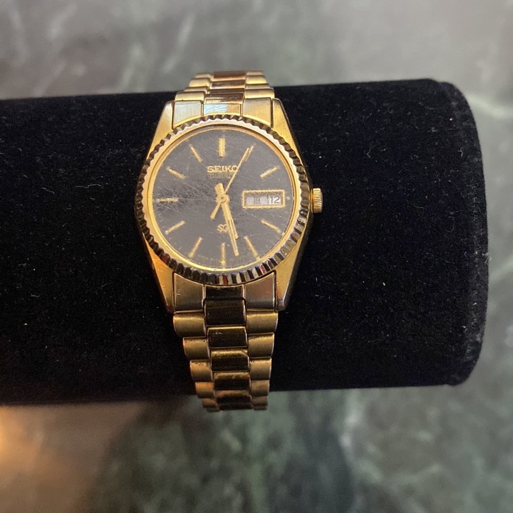 Vintage Gold-tone Seiko Quartz Fluted bezel, Black dial Women’s Wristwatch
